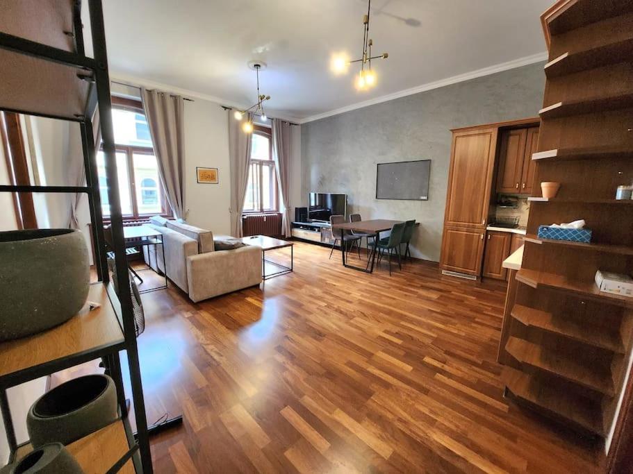 Spacious Apartment 6Min From The Dancing House Prague Luaran gambar