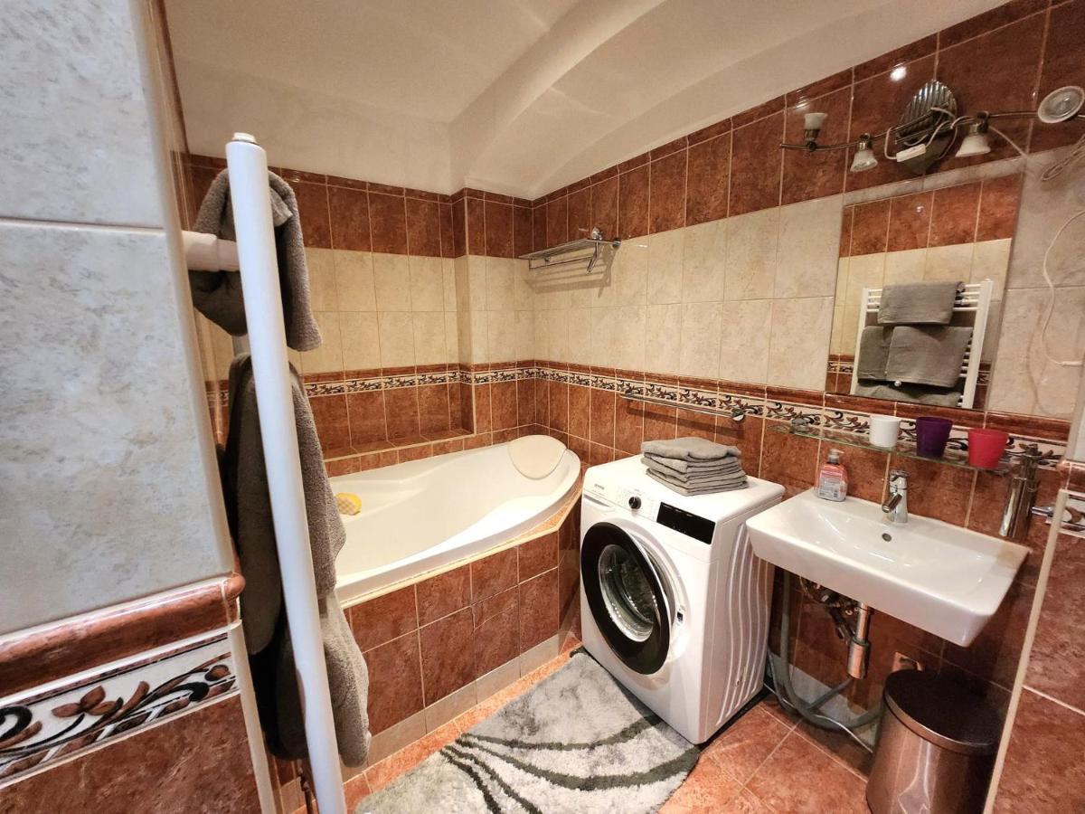 Spacious Apartment 6Min From The Dancing House Prague Luaran gambar